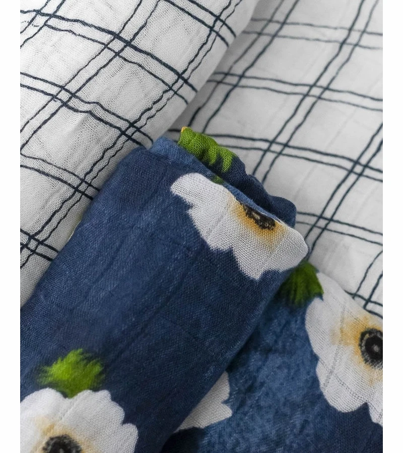 Little Unicorn Deluxe Muslin Swaddle 2 Pack White Anemone 5 Little Unicorn Deluxe Muslin Swaddle 2 Pack White Anemone - Image 3