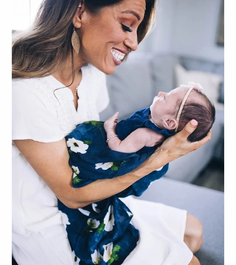 Little Unicorn Deluxe Muslin Swaddle 2 Pack White Anemone 7 Little Unicorn Deluxe Muslin Swaddle 2 Pack White Anemone - Image 5