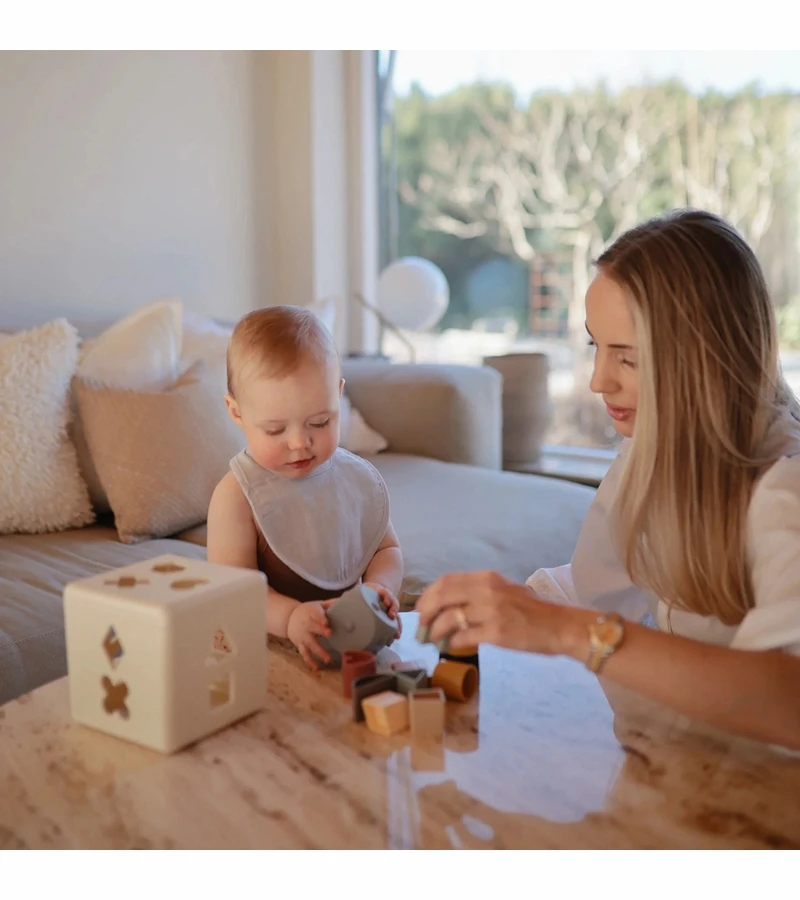 Mushie Muslin Bib, 2 Pack - Tradewinds / Baby Blue 5 Mushie Muslin Bib, 2 Pack - Tradewinds / Baby Blue - Image 3